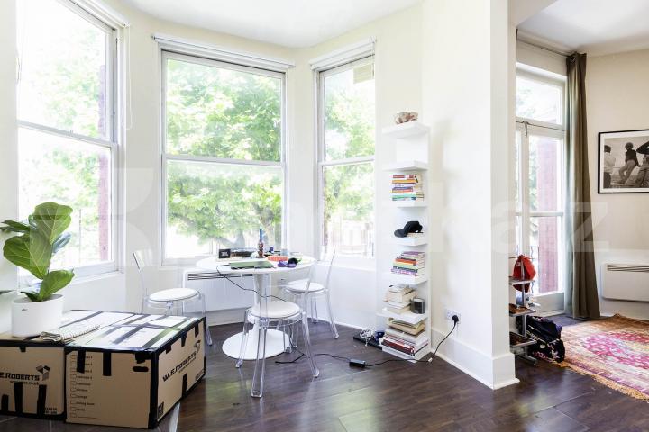 Modern studio set within a large period house mins to tube and shops Sutherland Avenue, Maida Vale